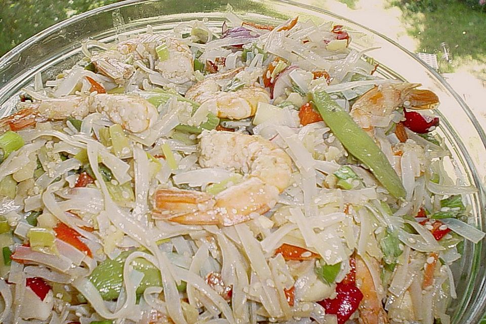 Asiatischer Glasnudelsalat mit Garnelen und Gemüse