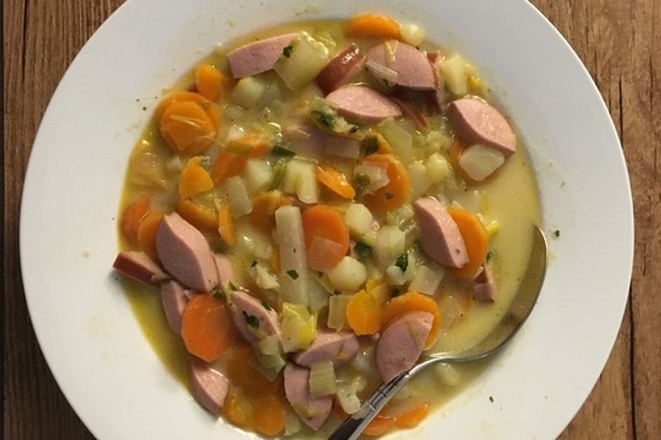 Möhrensuppe mit Wiener Würstchen