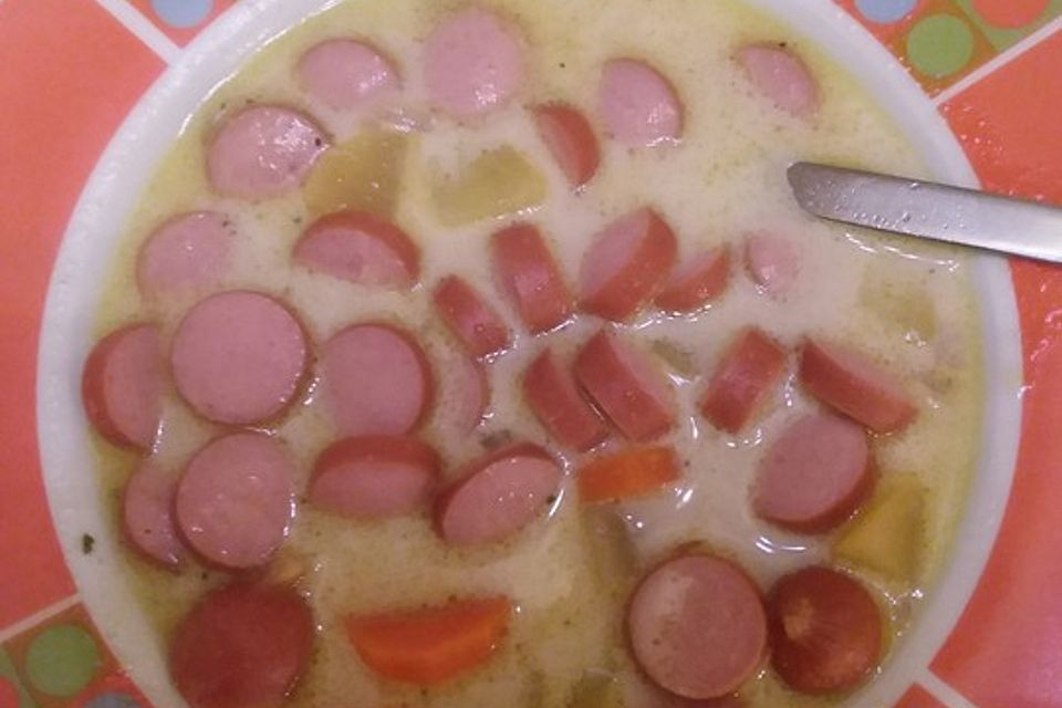 Möhrensuppe mit Wiener Würstchen