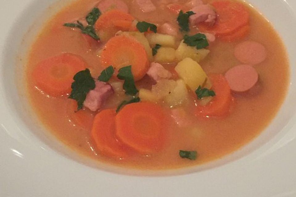 Möhrensuppe mit Wiener Würstchen