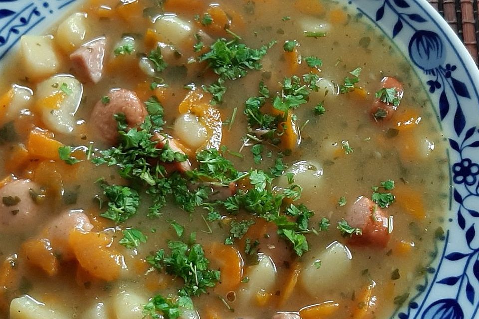 Möhrensuppe mit Wiener Würstchen