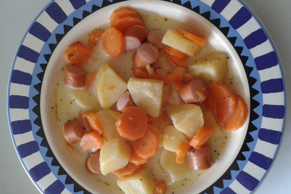 Möhrensuppe mit Wiener Würstchen