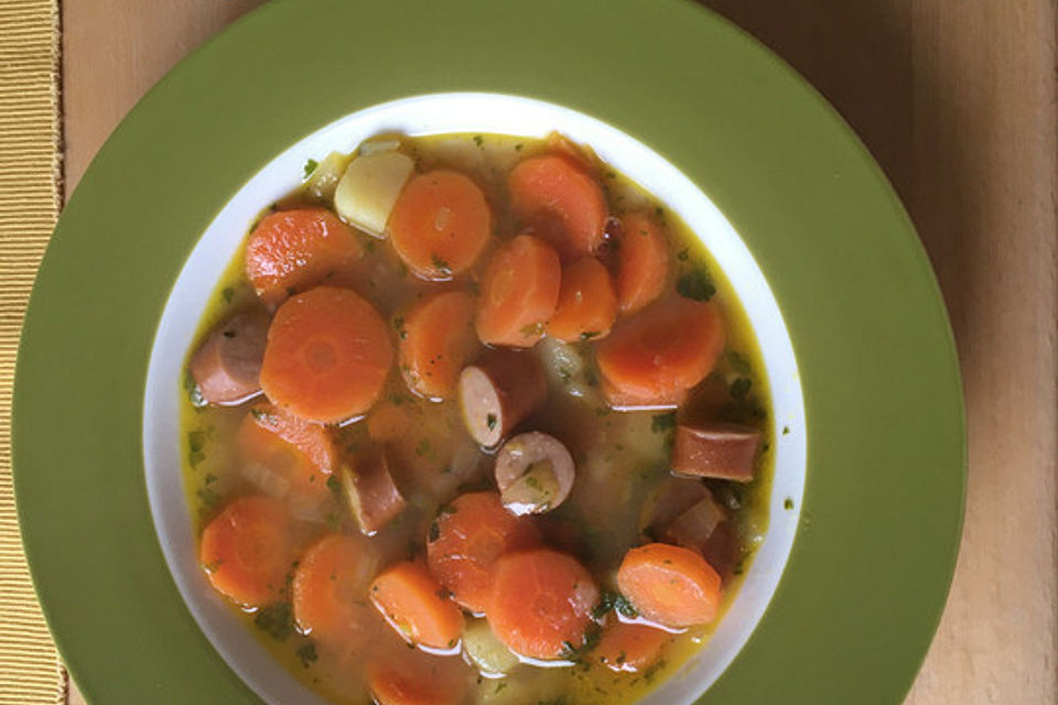 Möhrensuppe mit Wiener Würstchen