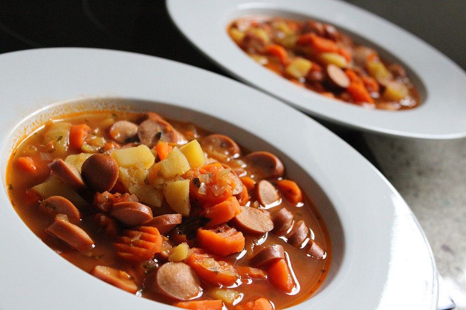 Möhrensuppe mit Wiener Würstchen