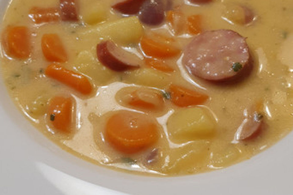 Möhrensuppe mit Wiener Würstchen