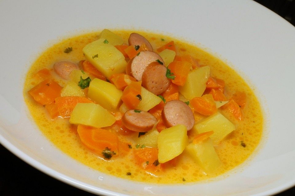 Möhrensuppe mit Wiener Würstchen