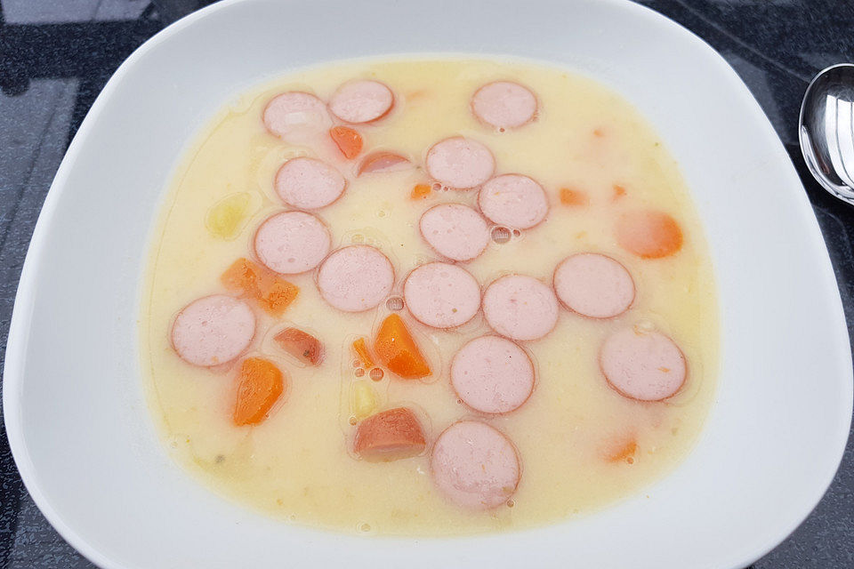 Möhrensuppe mit Wiener Würstchen