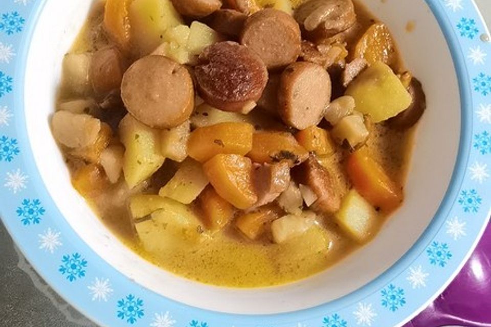 Möhrensuppe mit Wiener Würstchen