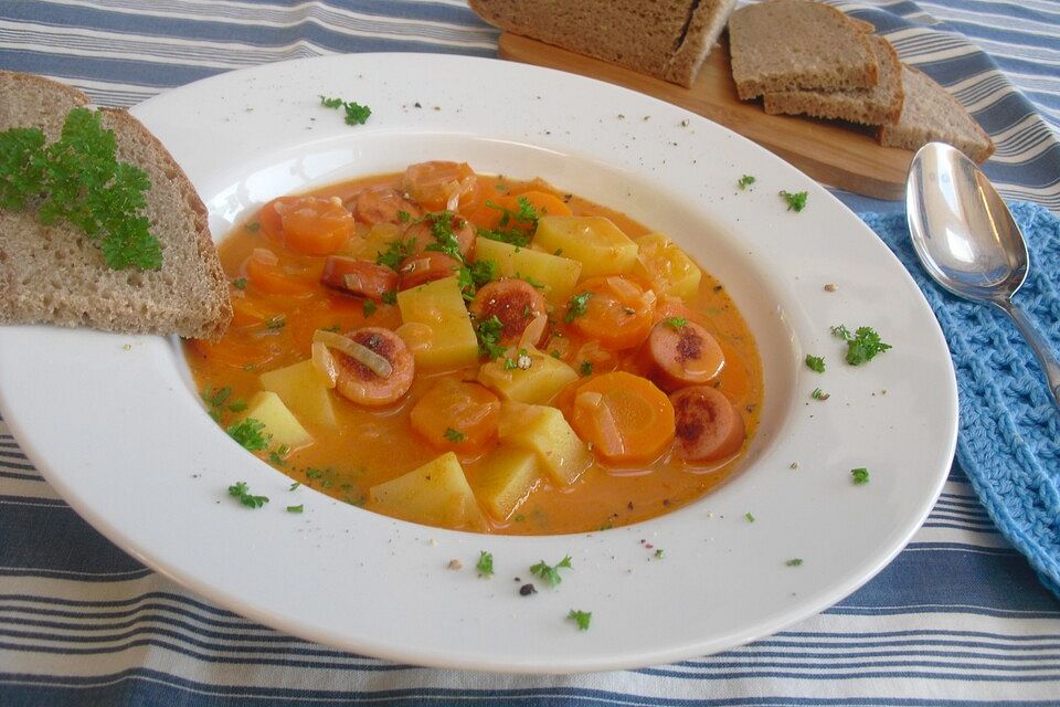 Möhrensuppe mit Wiener Würstchen