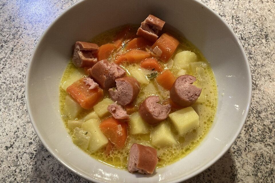 Möhrensuppe mit Wiener Würstchen