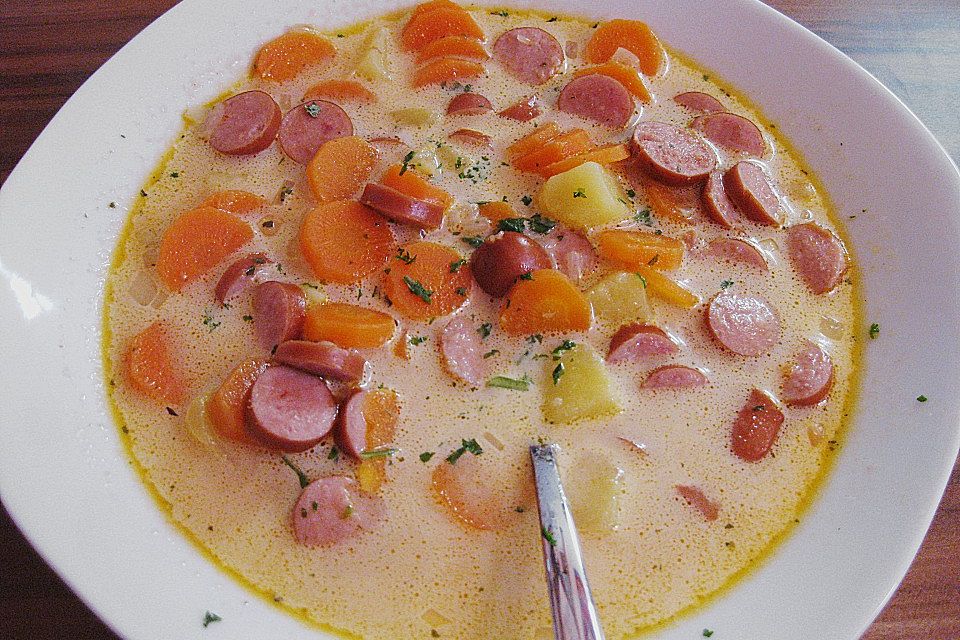 Möhrensuppe mit Wiener Würstchen