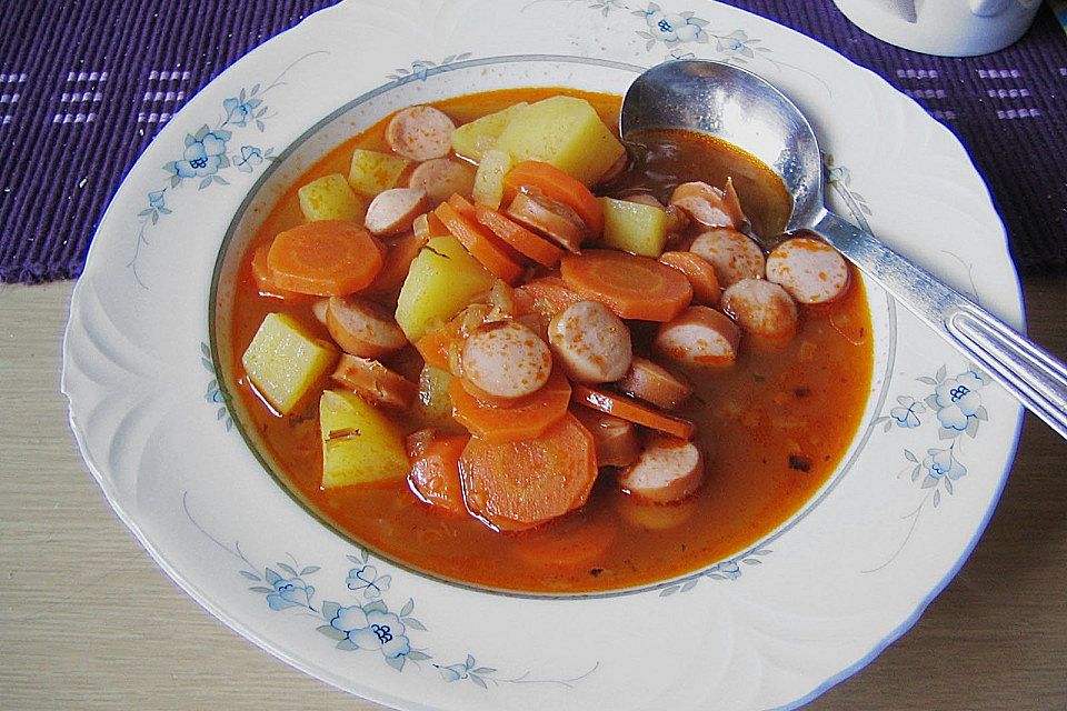 Möhrensuppe mit Wiener Würstchen