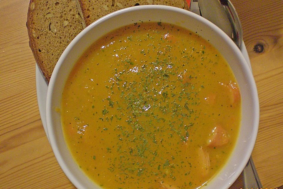 Möhrensuppe mit Wiener Würstchen