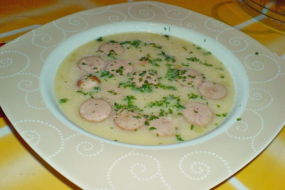 Möhrensuppe mit Wiener Würstchen