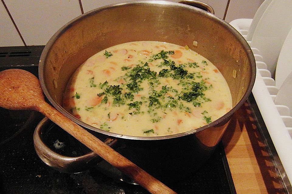 Möhrensuppe mit Wiener Würstchen