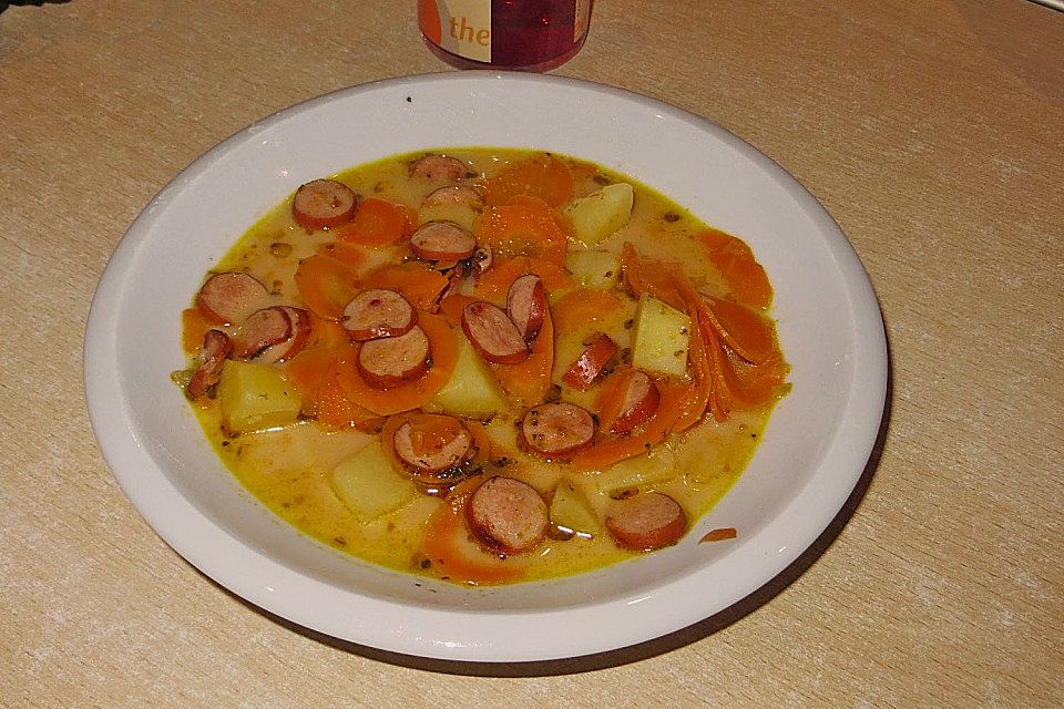 Möhrensuppe mit Wiener Würstchen