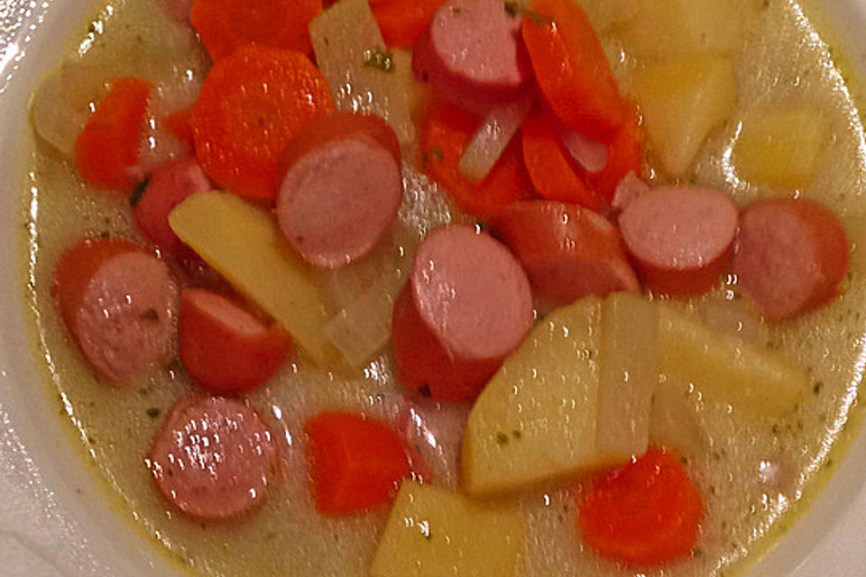 Möhrensuppe mit Wiener Würstchen