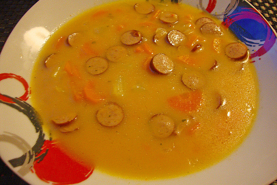 Möhrensuppe mit Wiener Würstchen