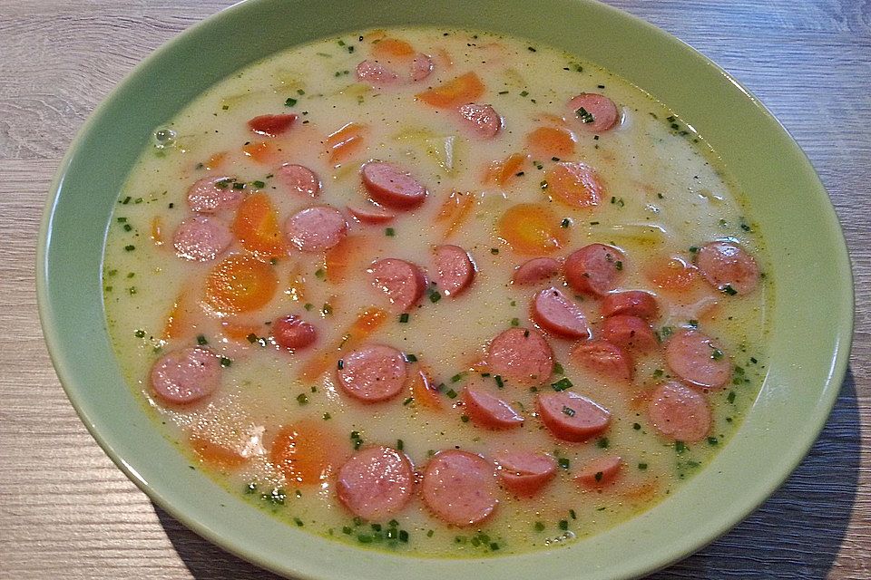 Möhrensuppe mit Wiener Würstchen