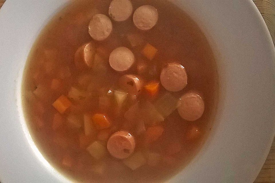 Möhrensuppe mit Wiener Würstchen