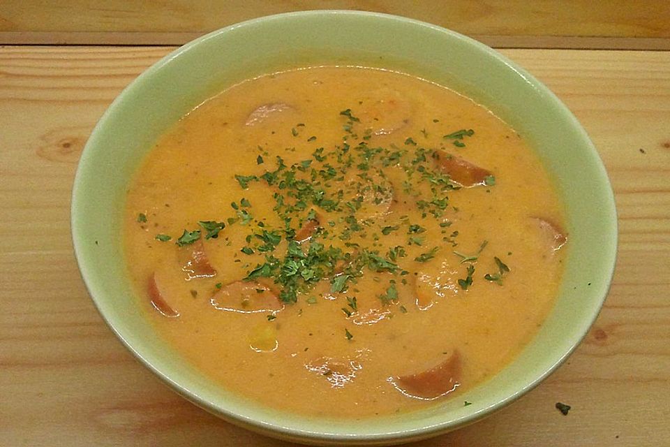 Möhrensuppe mit Wiener Würstchen