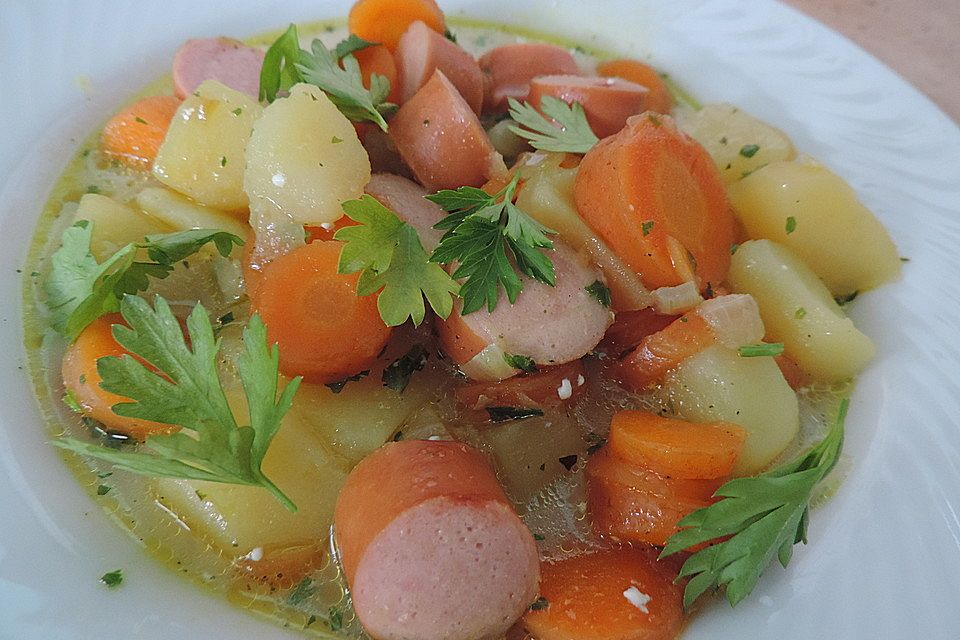 Möhrensuppe mit Wiener Würstchen