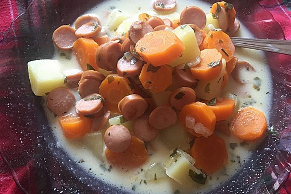 Möhrensuppe mit Wiener Würstchen