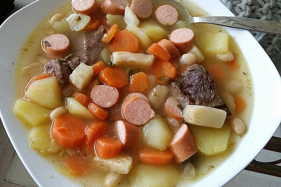 Möhrensuppe mit Wiener Würstchen