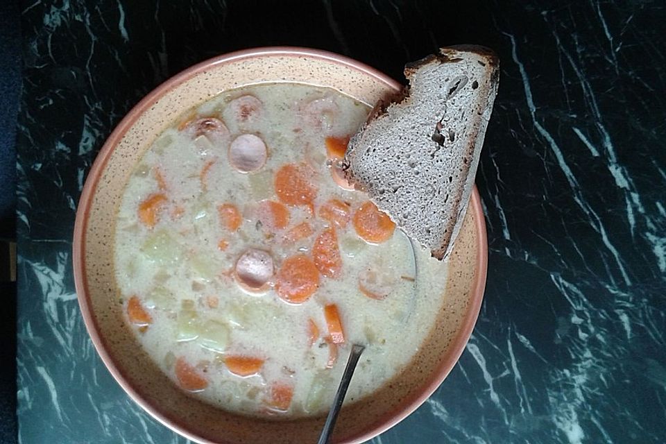 Möhrensuppe mit Wiener Würstchen