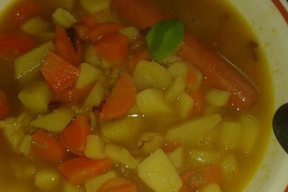 Möhrensuppe mit Wiener Würstchen