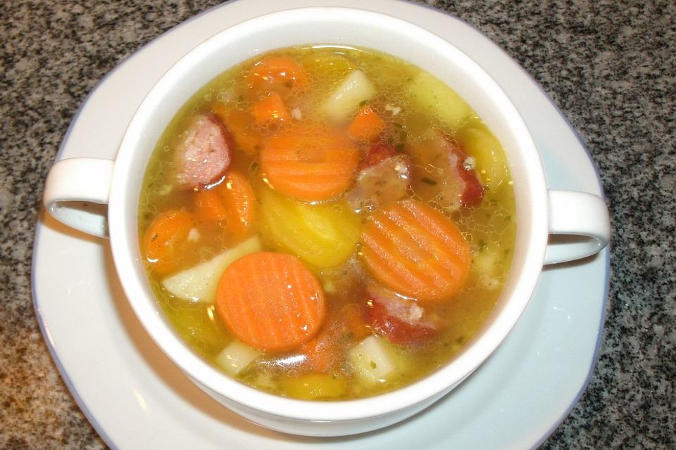 Möhrensuppe mit Wiener Würstchen