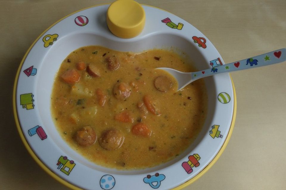 Möhrensuppe mit Wiener Würstchen