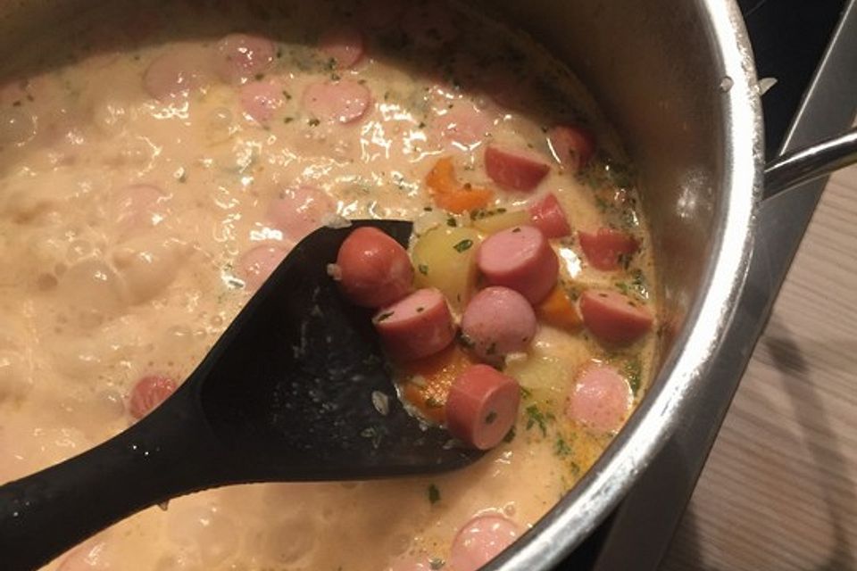 Möhrensuppe mit Wiener Würstchen