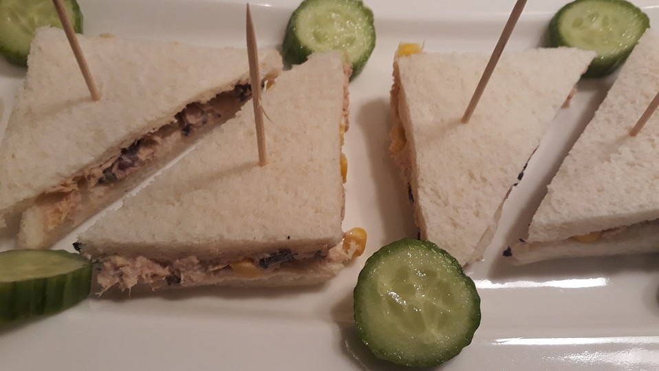 Tramezzini mit Ricotta, Parmaschinken und getrockneten Tomaten von ...