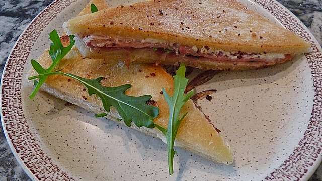 Tramezzini mit Ricotta, Parmaschinken und getrockneten Tomaten von ...