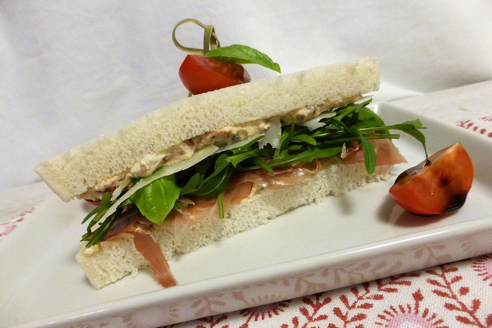 Tramezzini mit Ricotta, Parmaschinken und getrockneten Tomaten