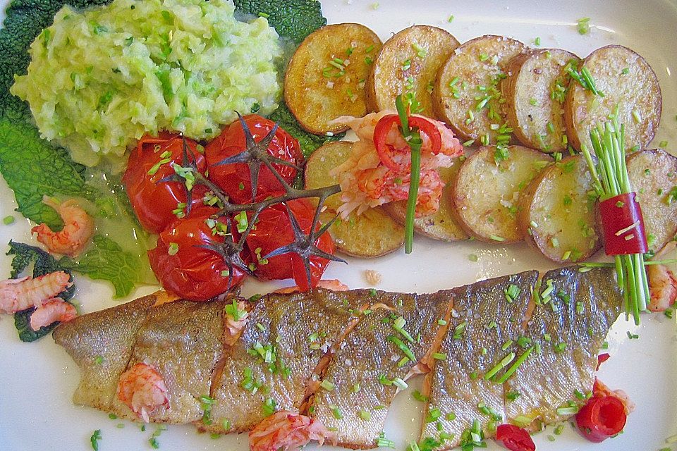 Seesaiblingsfilets mit Rahmwirsing, Schmortomaten und Süßkartoffeln