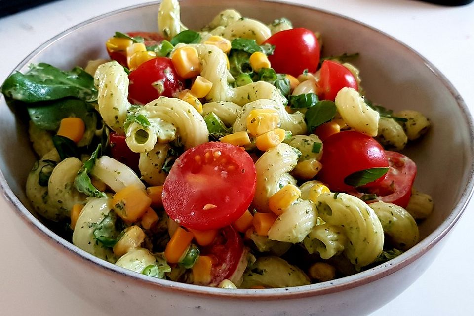 Nudelsalat mit Rucola - Basilikum - Joghurt - Dressing