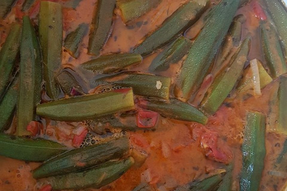 Okra mit Tomaten - Kokos - Curry - Sauce