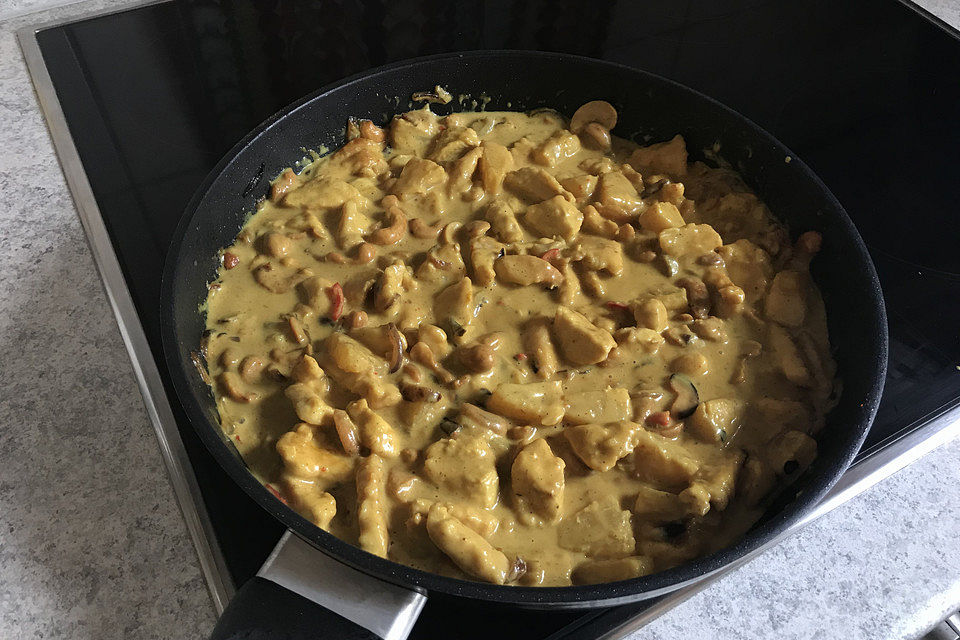 Curryhuhn in Kokosmilch mit Ananas und Cashewkernen