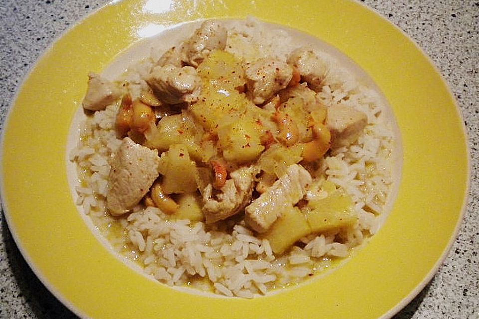 Curryhuhn in Kokosmilch mit Ananas und Cashewkernen