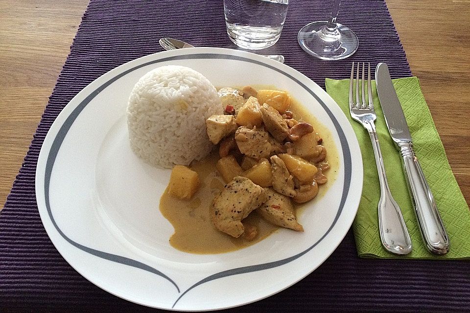 Curryhuhn in Kokosmilch mit Ananas und Cashewkernen