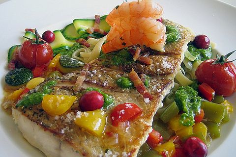 Hechtfilet auf Tagliatelle mit Kopfsalatpesto und mediterranem Gemüse ...