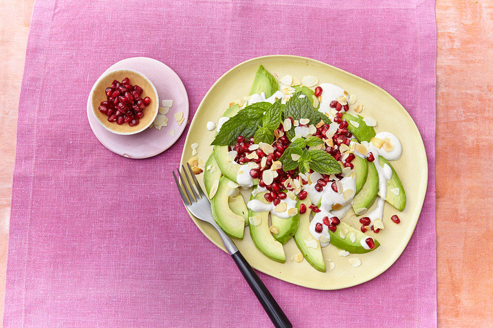 Avocadosalat mit Tahini - Joghurt und Granatapfel