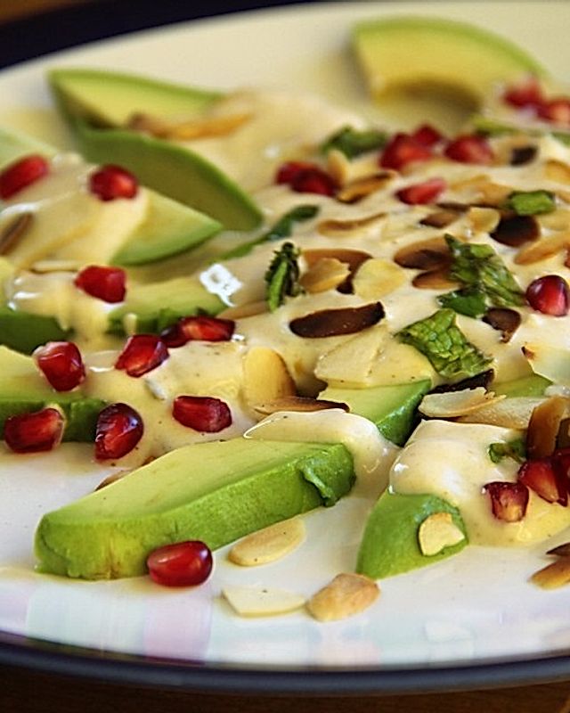 Avocadosalat mit Tahini - Joghurt und Granatapfel