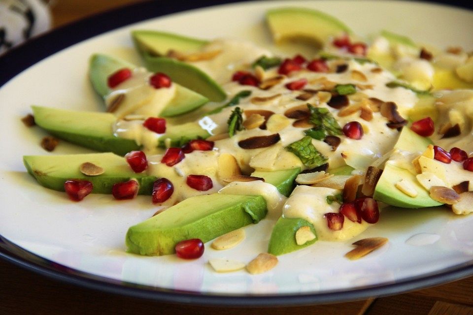 Avocadosalat mit Tahini - Joghurt und Granatapfel