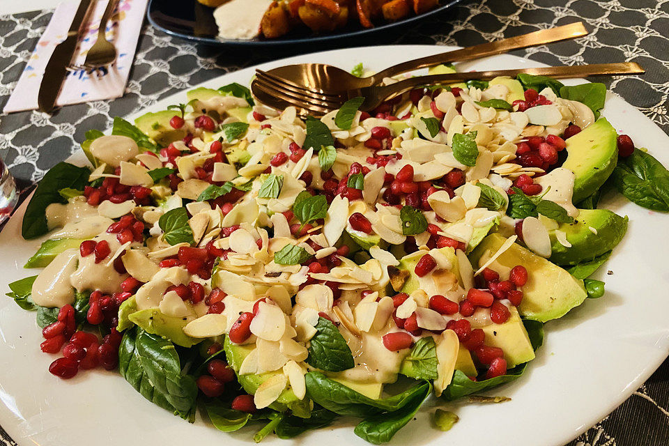 Avocadosalat mit Tahini - Joghurt und Granatapfel