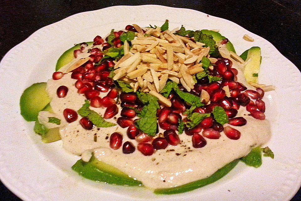 Avocadosalat mit Tahini - Joghurt und Granatapfel