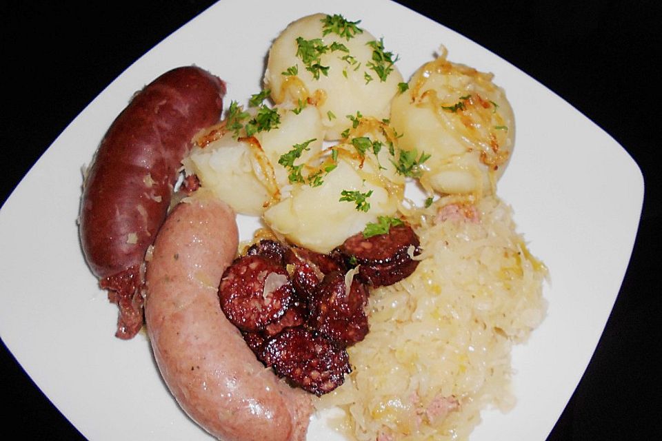 Blut - und Leberwurst mit Sauerkraut und Pellkartoffeln