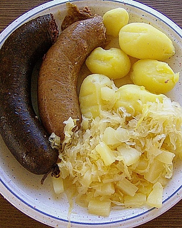 Blut - und Leberwurst mit Sauerkraut und Pellkartoffeln